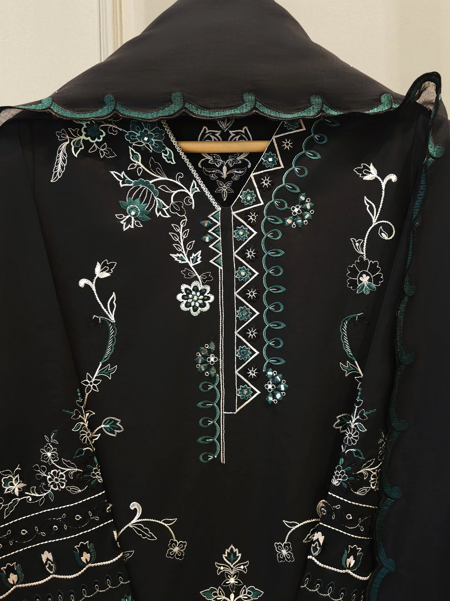 Agha Noor 3 Piece - Embroidered Lawn Suit S111926
