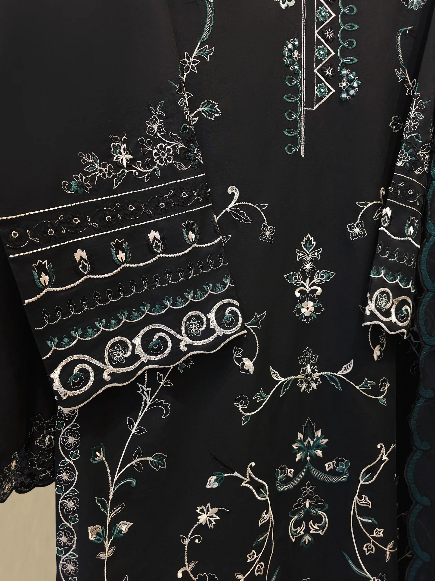 Agha Noor 3 Piece - Embroidered Lawn Suit S111926