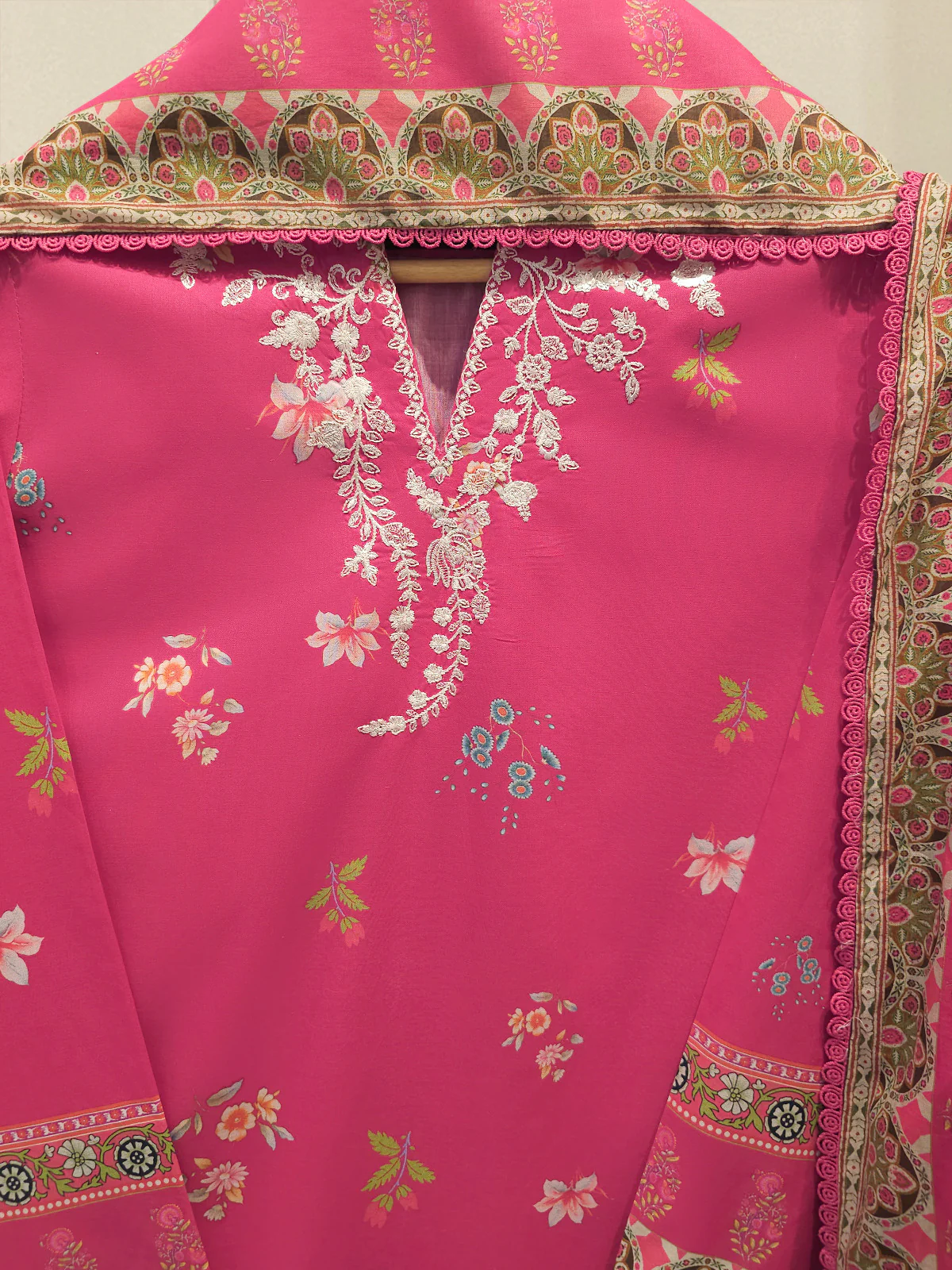 Agha Noor 3 Piece - Cambric Lawn Suit S113357